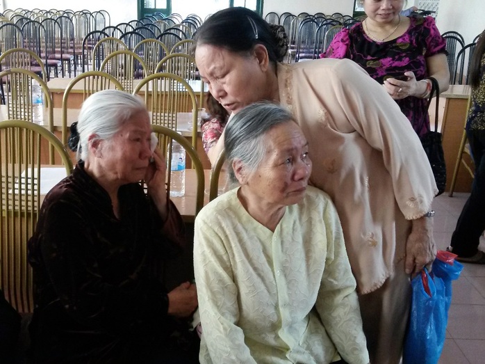 Cụ Bùi Thị Thanh - áo tối màu, gần 80 tuổi, là mẹ ông Vũ Thanh Hải - nghẹn lời: “Được minh oan với bà con xóm giềng thì nó cũng đã chết được 10 năm rồi”