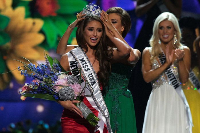 Nia Sanchez nhận vương miện từ cựu Hoa hậu Mỹ 2013 Erin Brady. Ảnh: Reuters