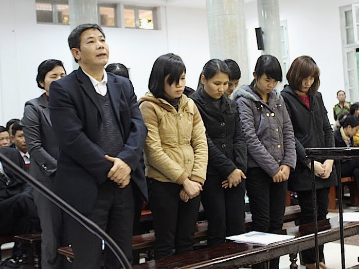 Trong khi các bị cáo khác cúi mặt thì nguyên giám đốc BC Nguyễn Trí Liêm ngửng mặt nghe tòa tuyên án