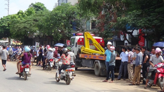 Người dân địa phương bàng hoàng trước vụ tai nạn máy bay - Ảnh: Nguyễn Quyết