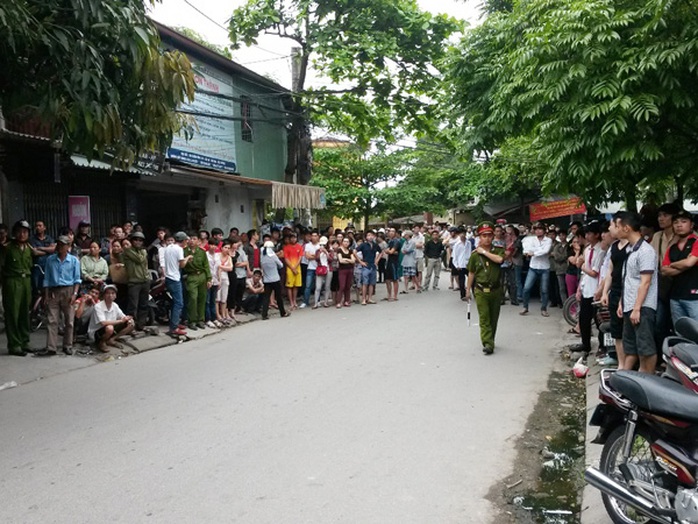 Lực lượng công an cấm đường trong khi thực hiện cuộc bao vây, bắt giữ trùm ma túy Phạm Văn Tự