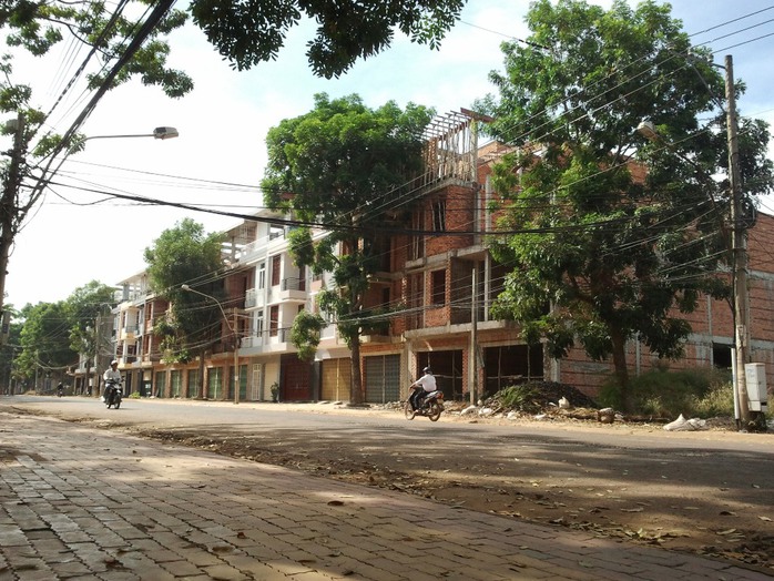 Khu nhà liên kế trên đường Lê Duẩn, thị xã Đồng Xoài, tỉnh Bình Phước – một trong những sai phạm khiến BCH Đảng bộ tỉnh Bình Phước phải kỷ luật nhiều cán bộ.