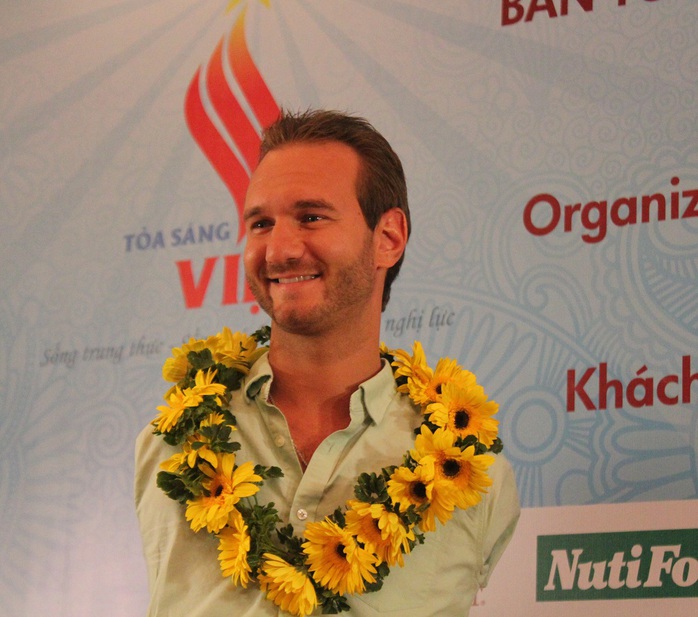 Mặc dù hạ cánh trên chuyến bay đêm và rất mệt nhưng Nick Vujicic rất vui vì tình cảm trìu mến và sự đón nhận của cộng đồng Việt.