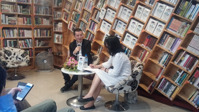 Nhà văn Nicola Ancion trong cuộc giao lưu với báo chí và độc giả chiều 29-9 tại TP HCM