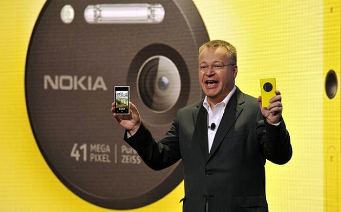 Stephen Elop, cựu CEO của Nokia công bố chiếc smartphone Lumia 1020 có camera 41-megapixel đầu tiên trong sự kiện của hãng diễn ra hồi tháng 7-2013.