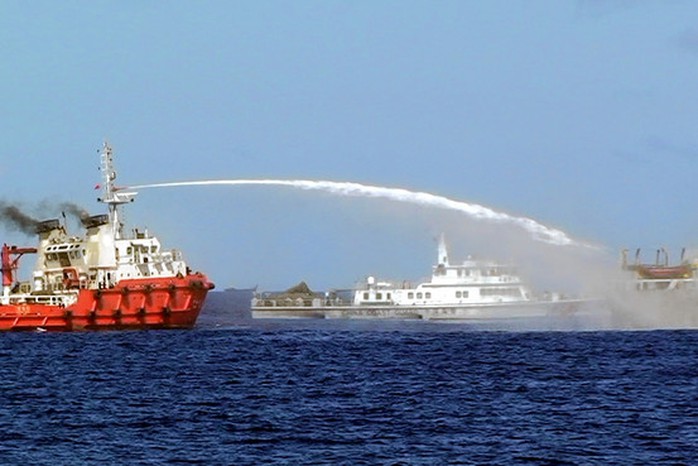 Tàu hải giám Trung Quốc phun vòi ròng vào tàu Việt Nam. Ảnh: AP