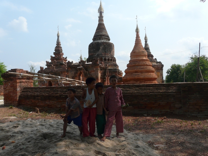 Trẻ em Myanmar bên những khu tháp cổ