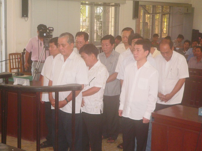Các bị cáo nghe tuyên án. Nguyên bí thư Nguyễn Hồng Lâm đứng vị trí bìa phải