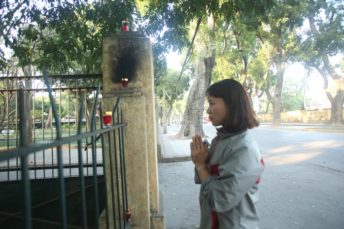 Chị Nguyễn Thanh Huyền tưởng nhớ Đại tướng Võ Nguyên Giáp từ bên ngoài cánh cổng.