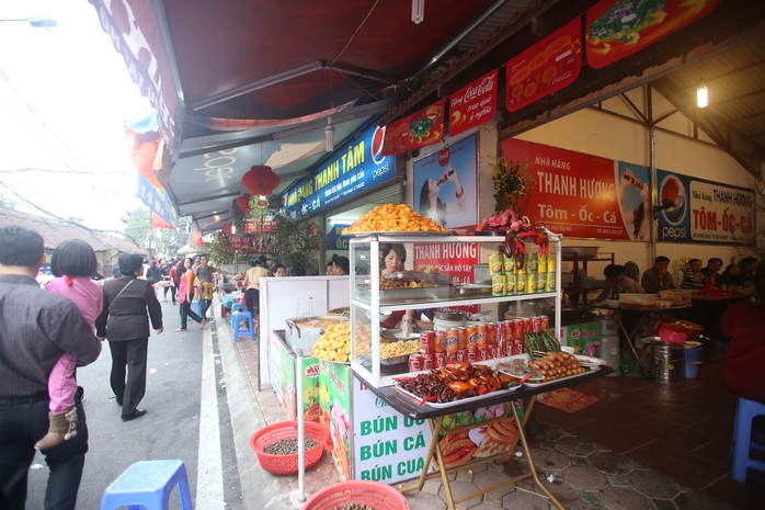 Các quán ăn, nhà hàng quanh Phủ Tây Hồ thi nhau hét giá những ngày này.