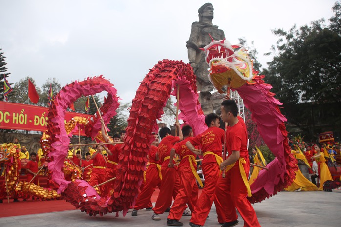 Màn múa rống đặc sắc ngay dưới chân tượng đài Quang Trung mở màn Lễ hội
