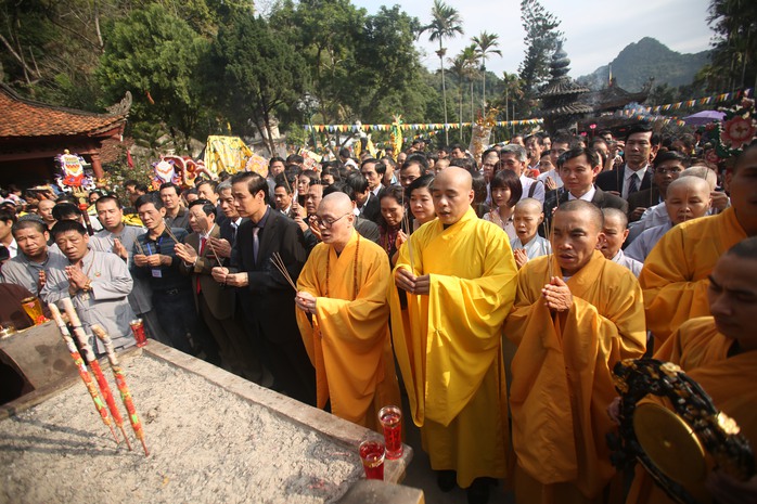 Thượng toạ Thích Minh Hiền, trụ trì chùa Hương dẫn đầu các chư tăng và các đại biểu thắp hương tại Thiên Trù