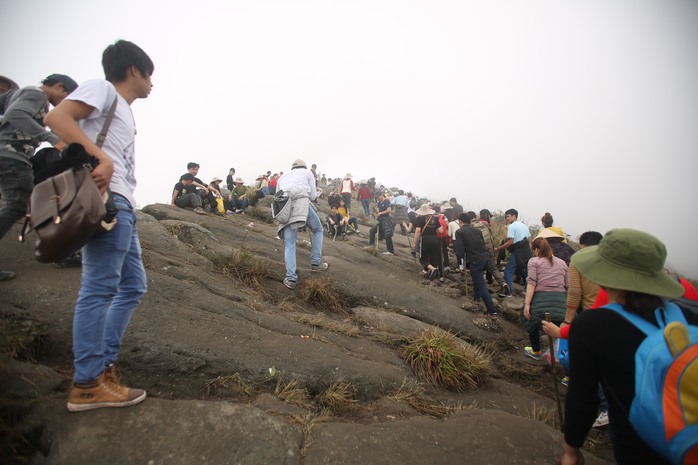 Hàng ngàn người đã vượt qua những vách đá treo leo như thế này để mong ước chạm vào được chùa Đồng