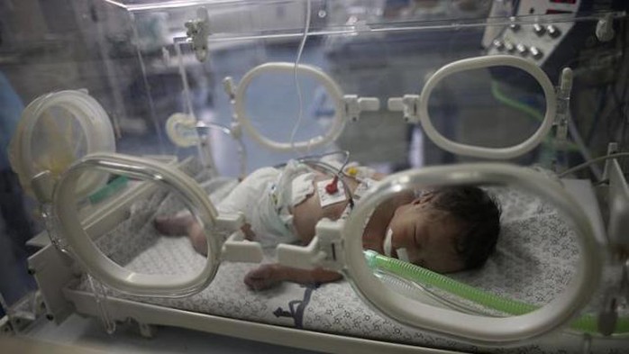 Đứa bé được các bác sĩ cứu sống. Ảnh: Reuters