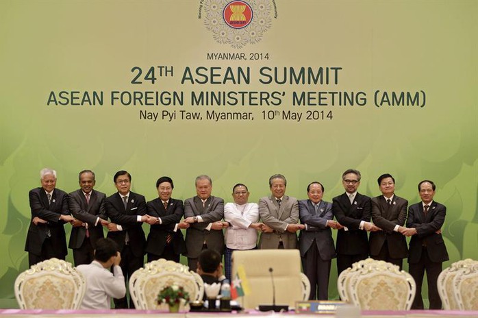 Phó Thủ tướng, Bộ trưởng Phạm Bình Minh (thứ 4 từ trái qua) nắm tay đoàn kết với các Bộ trưởng Ngoại giao ASEN tại AMM - Ảnh EFE