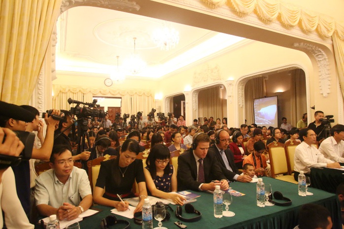 Đông đảo phóng viên trong nước và quốc tế tới thông tin về cuộc họp báo