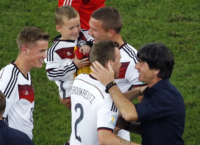 Podolski ăn mừng cùng con trai