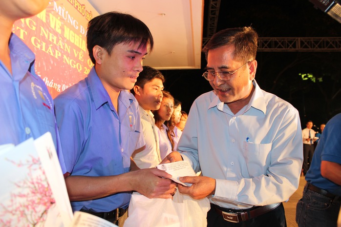 Ông Nguyễn Văn Rảnh, Trưởng ban Dân vận Thành ủy, tặng vé xe Tết cho công nhân khó khăn tại các KCX-KCN TP
ẢNH: THANH NGA