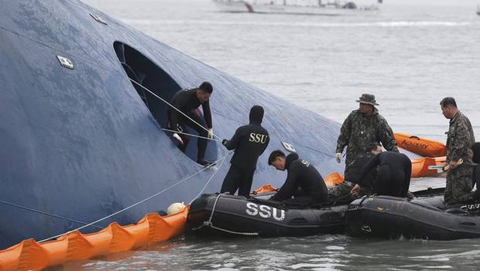 Lực lượng cứu hộ được điều động đến hiện trường. Ảnh: Reuters