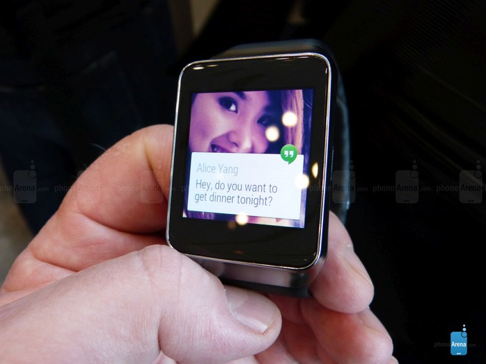 Mẫu smartwatch chạy Android Wear của Samsung khá giống mẫu Galaxy Gear 2 Neo chạy Tizen, không có camera.