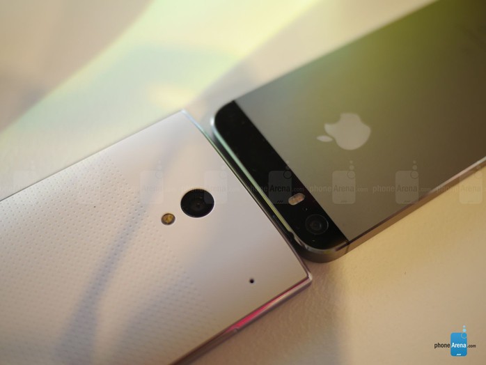 Sharp Aquos Crystal (trái) và iPhone 5S