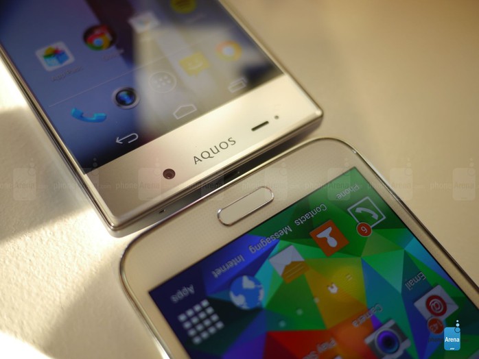Sharp Aquos Crystal (trái) và Galaxy S5. Ảnh: Phone Arena.