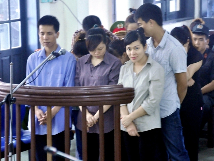 “Siêu lừa” Bùi Thị Thu Hằng (bìa phải hàng đầu) cùng các đồng phạm tại tòa phúc thẩm