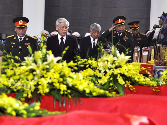 Tổng Bí thư, Bí thư Quân ủy Trung ương Nguyễn Phú Trọng cùng nguyên Tổng Bí thư Lê Khả Phiêu viếng các liệt sĩ