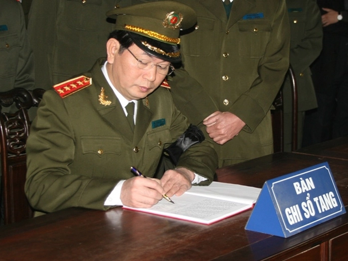 Bộ trưởng Bộ Công an, Đại tướng Trần Đại Quang ghi sổ tang trong lễ tang Thượng tướng Phạm Quý Ngọ