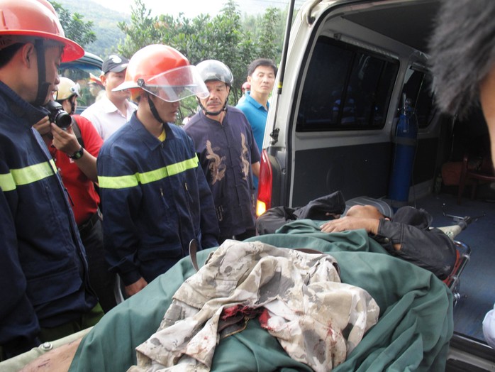 Tài xế Trung bị gãy 2 chân đang sơ cứu để chuyển đến Bệnh viện đa khoa Phú Yên cấp cứu