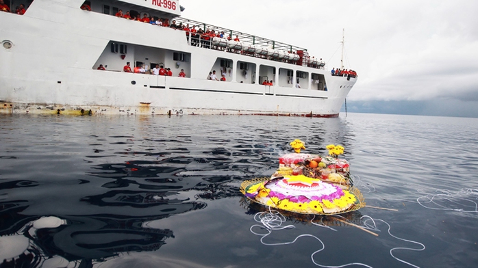 Những vòng hoa được thả xuống biển trong buổi lễ tưởng niệm các anh hùng liệt sĩ hi sinh trên vùng biển Trường Sa (tháng 5-2013) - Ảnh: NGUYỄN KHÁNH