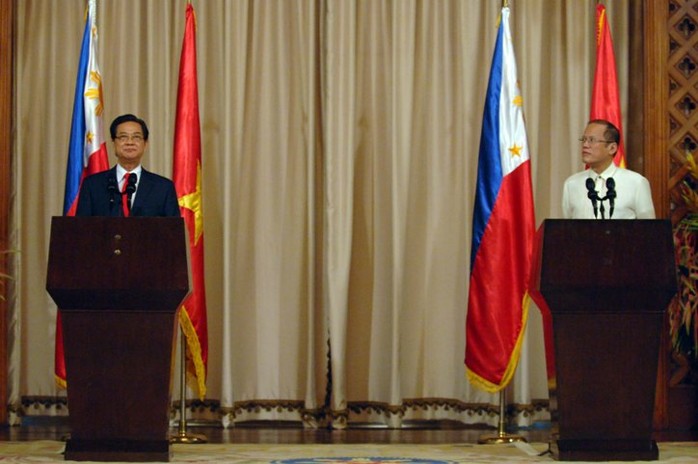 Tổng thống Cộng hòa Philippines Benigno S. Aquino III và Thủ tướng Chính phủ Nguyễn Tấn Dũng tại buổi họp báo sau hội đàm