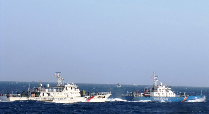 Tàu Trung Quốc tăng tốc lao theo tàu Cảnh sát biển Việt Nam tiến với gần giàn khoan để tuyên truyền về việc làm xâm phạm chủ quyền của Việt Nam