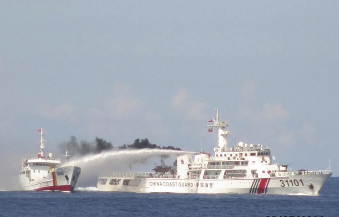 Tàu Trung Quốc tấn công quyết liệt, phun vòi rồng vào tàu kiểm ngư của Việt nam