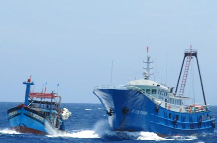 Tàu cá Trung Quốc được đóng bằng sắt, trước mũi gia cố khối sắt hình quả lê để sẵn sàng đâm húc đang hung hăng ngăn chặn một tàu cá vỏ gỗ của Việt Nam ở gần khu vực giàn khoan 981 hạ đặt trái phép trong vùng biển Hoàng Sa của Việt Nam