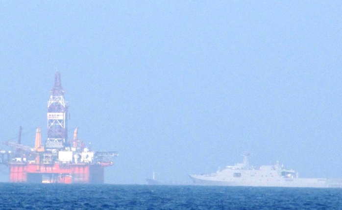 Trung Quốc đã điều tàu hộ vệ tên lửa vào gần giàn khoan Hải Dương 981 (ảnh) hạ đặt trái phép trong vùng biển của Việt Nam - Ảnh: HOÀNG DŨNG