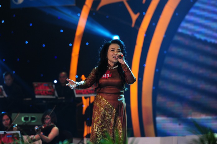 Bà Nguyễn Thị Thanh Hà (69 tuổi) ấn tượng với ca khúc Đường chúng ta đi.