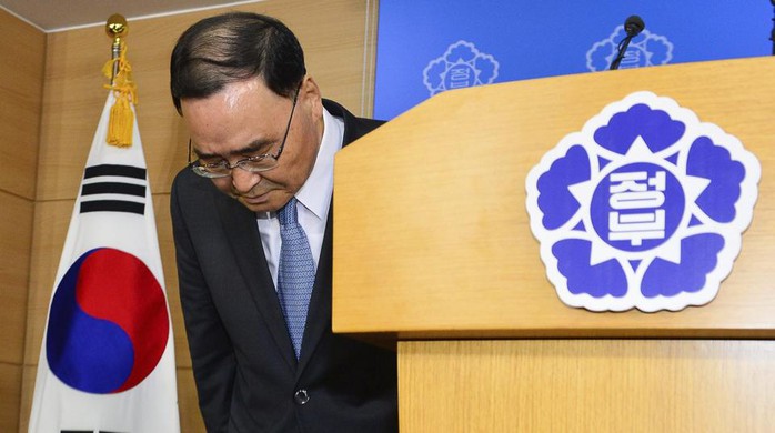 Thủ tướng Chung Hong-won nhận trách nhiệm sau khi tuyên bố chức - Ảnh: Reuters