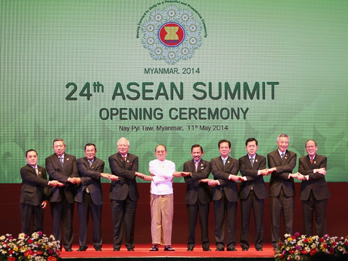 Thủ tướng Nguyễn Tấn Dũng (thứ 4 từ phải qua) cùng các nhà lãnh đạo ASEAN tại lễ khai mạc Hội nghị cấp cao- Ảnh: Quang Tám