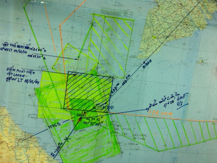 Toàn cảnh sơ đồ tìm kiếm chiếc máy bay Malaysia mất tích, từ điểm mất tín hiệu tới điểm phát hiện vết nghi dầu loang và vật thể lạ màu vàng - Ảnh: Tô Hà