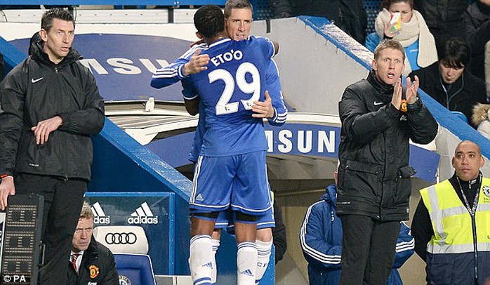 Torres vào sân thay Etoo và gặp chấn thương ngay sau đó