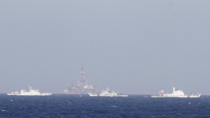 Trung Quốc huy động đội tàu hàng trăm chiếc bảo vệ giàn khoan Hải Dương 981 hạ đặt trái phép trong vùng biển của Việt Nam - Ảnh: Reuters