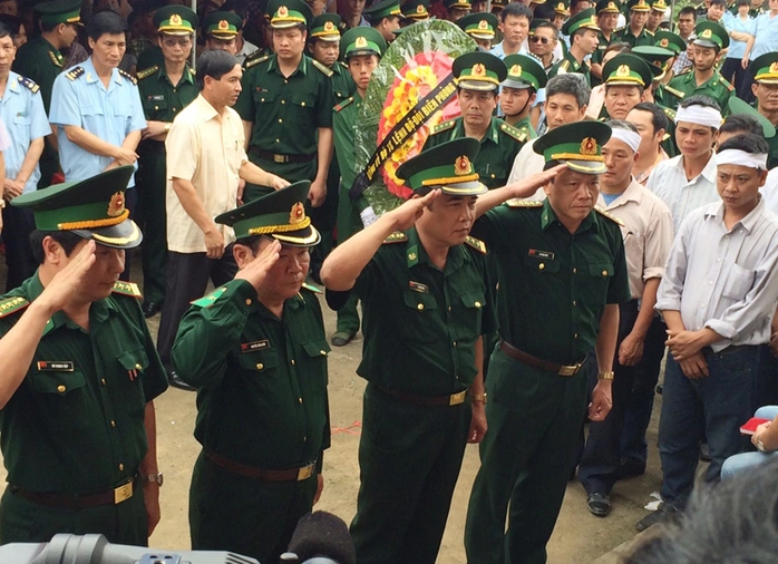 Thiếu tướng Nguyễn Cảnh Hiền (hàng đầu, thứ hai từ trái qua) cùng các sĩ quan biên phòng chào vĩnh biệt 2 đồng đội đã hy sinh tại lễ truy triệu