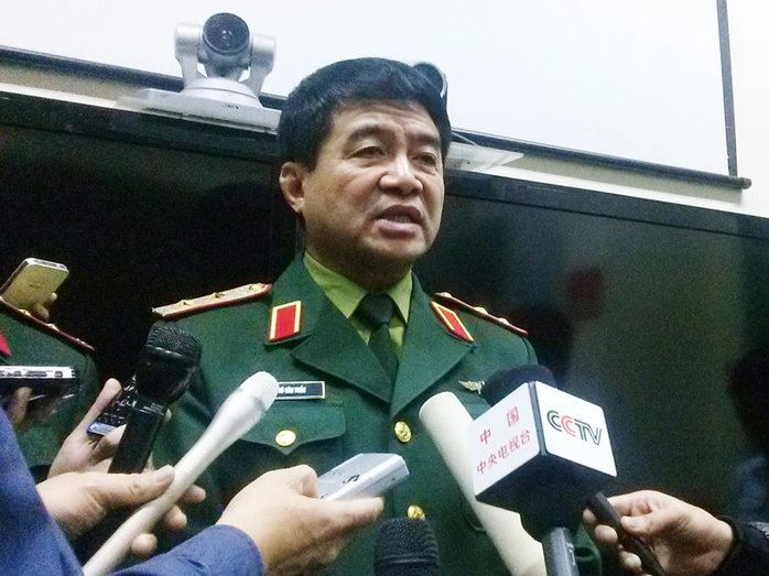Trung tướng Võ Văn Tuấn chiều 15-3 thông báo Việt Nam ngừng hoạt động tìm kiếm máy bay Malaysia mất tích - Ảnh: Nguyễn Quyết