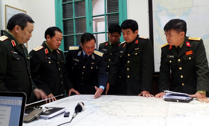 Thượng tướng Đỗ Bá Tỵ (thứ hai từ trái qua) chỉ đạo việc tìm kiếm máy bay Malaysia bị mất tích - Ảnh: Văn Duẩn