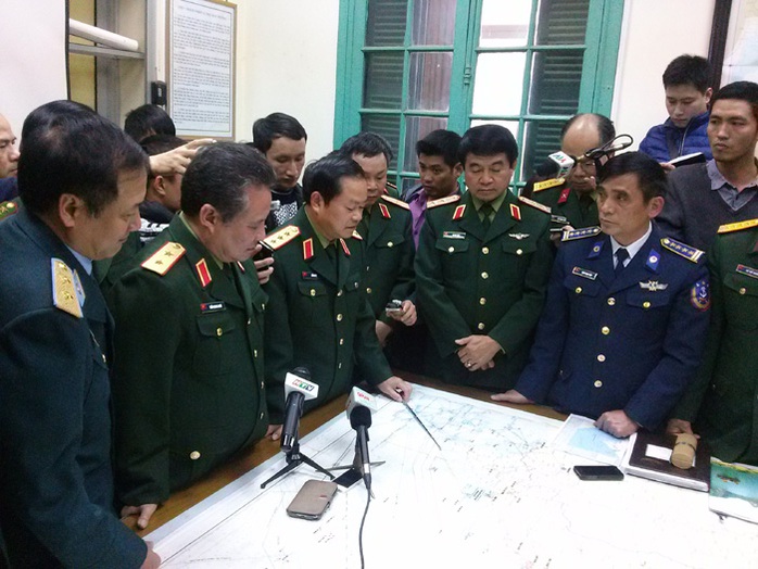 Thượng tướng Đỗ Bá Tỵ (giữa) đang trực tiếp chỉ đạo công tác tìm kiếm tại Phòng chỉ huy trung tâm Ủy ban Quốc gia tìm kiếm cứu nạn chiều 11-3 - Ảnh: Nguyễn Quyết