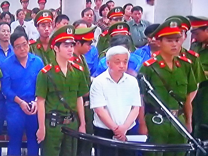 Nguyễn Đức Kiên (bầu Kiên) và các bị cáo nghe toà tuyên án ngày 9-6 - Ảnh chụp qua màn hình