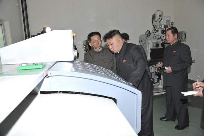Nhà lãnh đạo Triều Tiên Kim Jong Un đến thị sát một cơ sở vũ khi hôm 20-3. Nguồn: Reuters