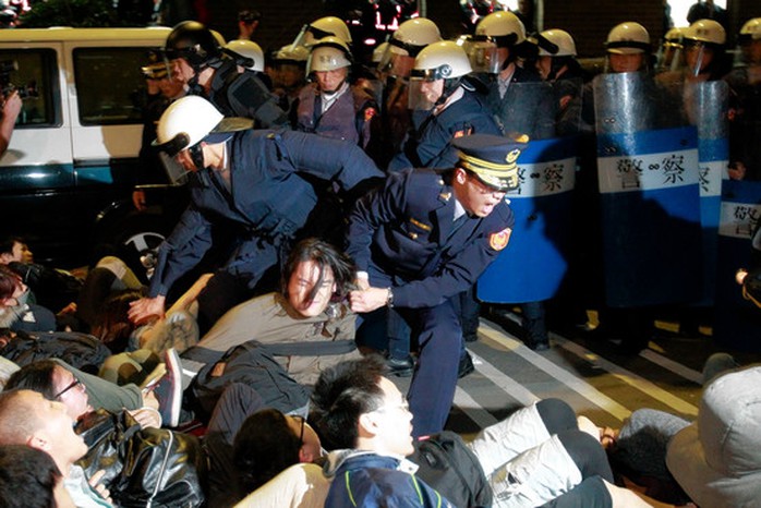 Cảnh sát Đài Loan đưa các sinh viên biểu tình ra khỏi văn phòng nội các sáng 24-3. Ảnh: AP