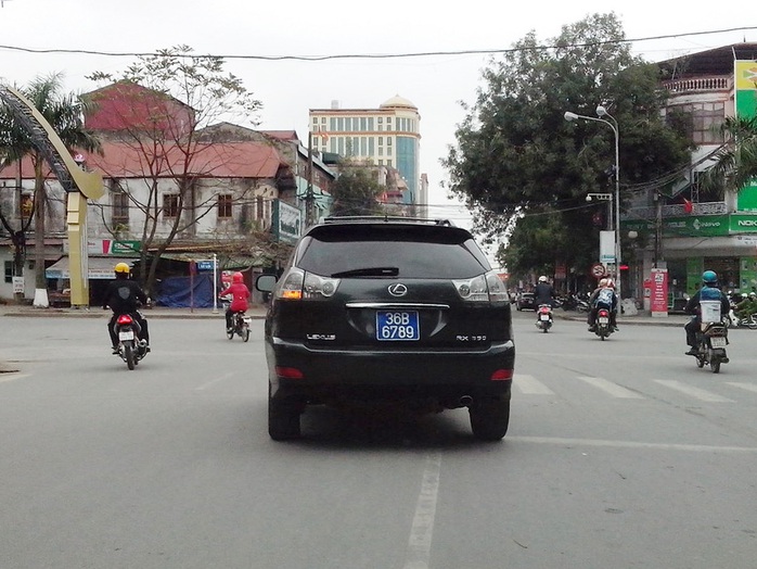 Công an Thanh Hóa khẳng định chiếc xe Toyota Lexus RX 350 màu đen đang vi vu trên đường phố Thanh Hóa chưa có BKS - Ảnh: A.C.